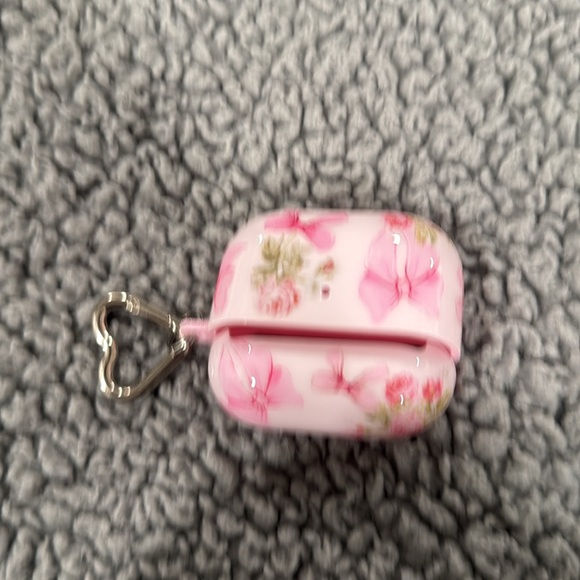 Velvet Caviar air pods case - Picture 2 of 3